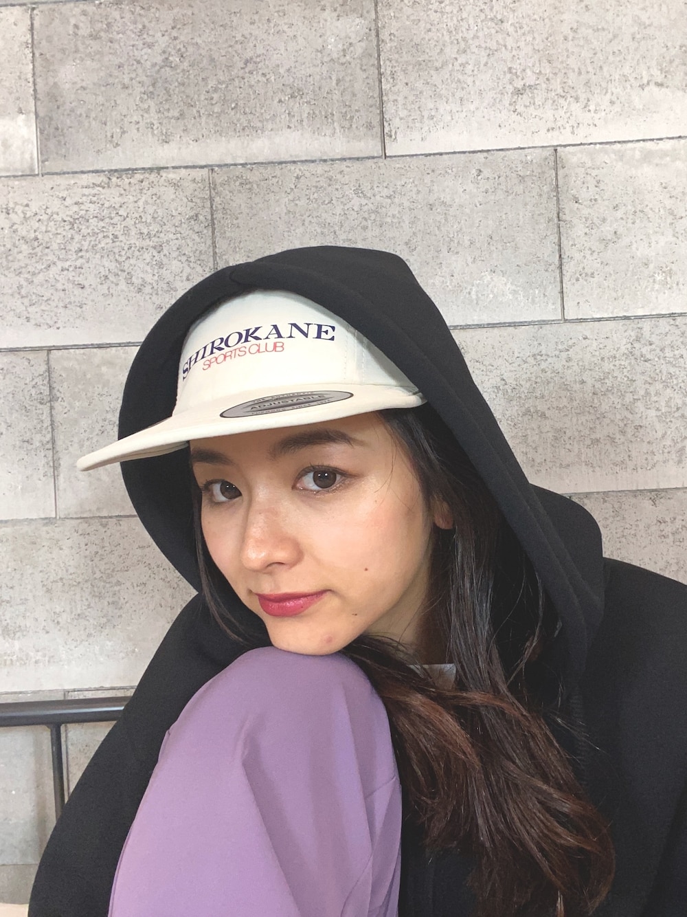 「ホワイトキャップ、キャップ、パーカー、秋コーデ、カジュアル、カジュアルコーデ、ストリートMIX、パーカーコーデ、ZARA、大人カジュアル」｜「ZARAのアイテム（パーカー、ブラック系）」を使った、erikofjsrさん（レディース・168cm）の秋コーディネートの1枚目の写真