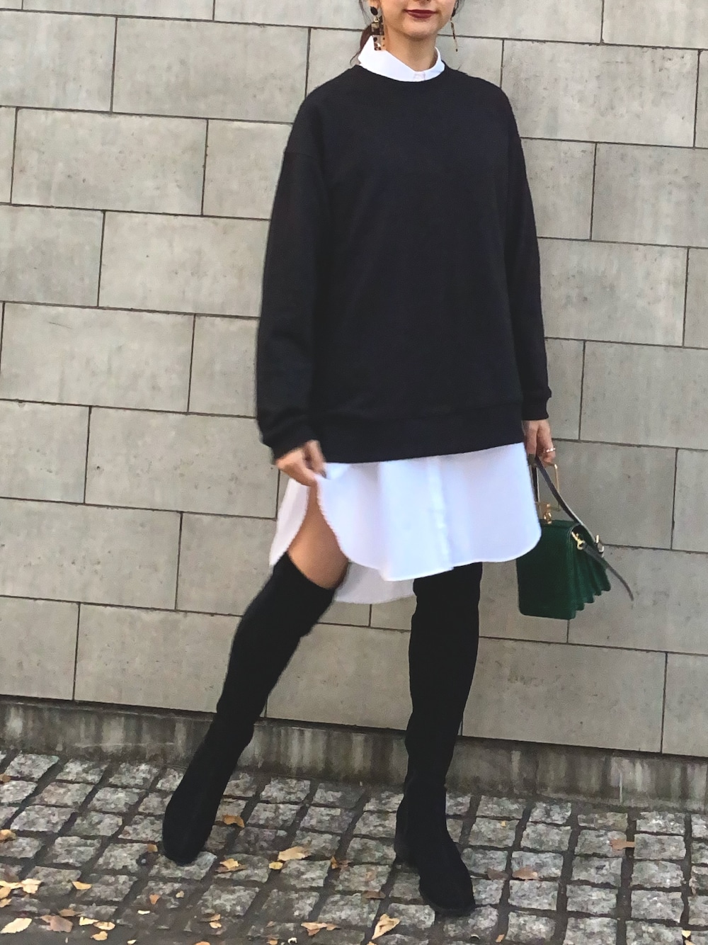「ニーハイブーツ、モノトーン、レイヤードスタイル、シャツワンピース、ワンピース、カジュアル、秋コーデ、大人女子、キレイめ、モノトーンコーデ」｜「UNIQLOのアイテム（トップス、ブラック系）」を使った、erikofjsrさん（レディース・168cm）の秋コーディネートの1枚目の写真