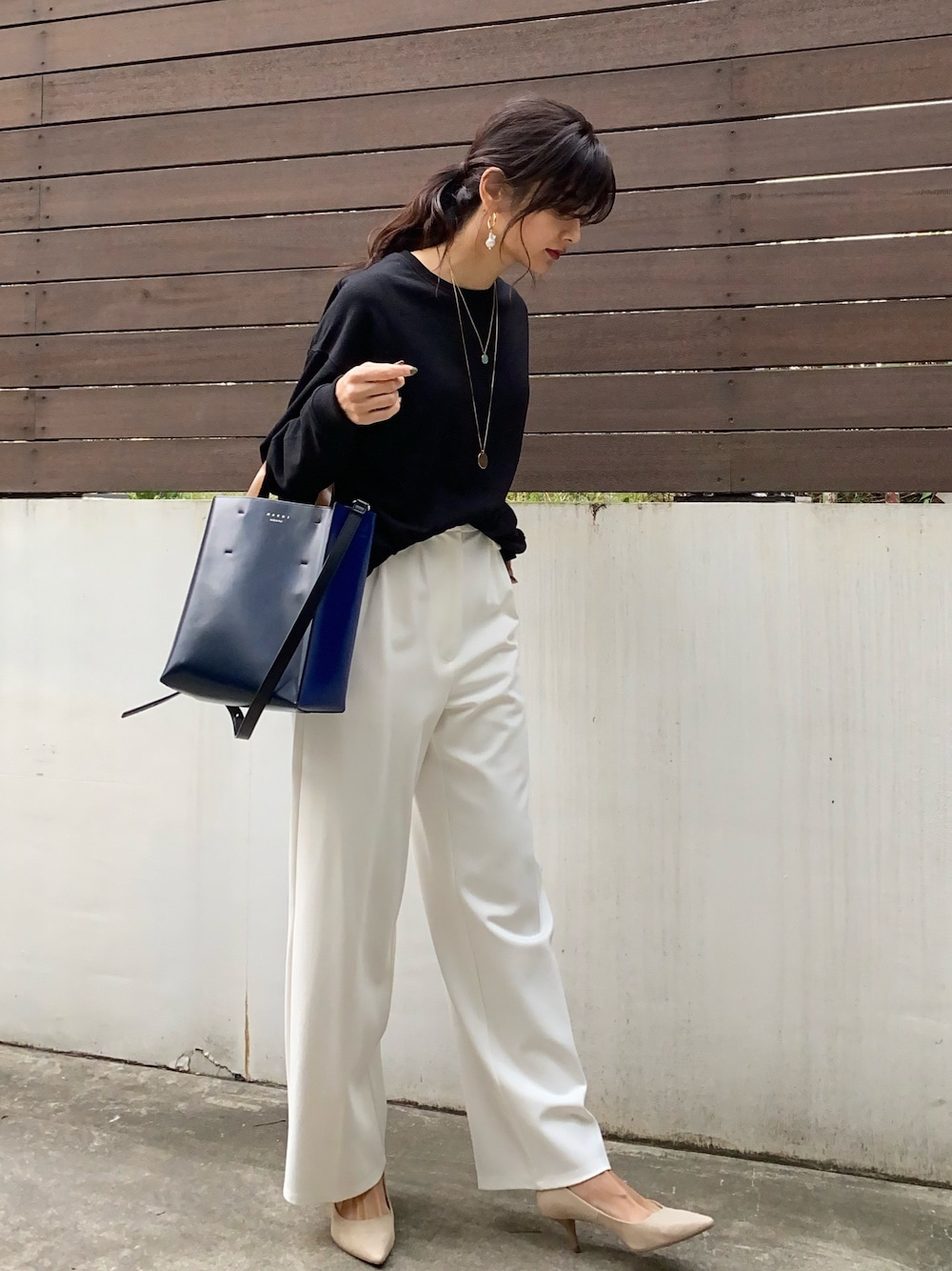 「大人女子、綺麗目、ホワイトパンツ、ホワイトコーデ、オフィスカジュアル、シンプルコーデ、高身長女子、ホワイトコーディネート、シンプル」｜「CIEL'AIRのアイテム（パンツ、ホワイト系）」を使った、erikofjsrさん（レディース・168cm）の秋コーディネートの1枚目の写真