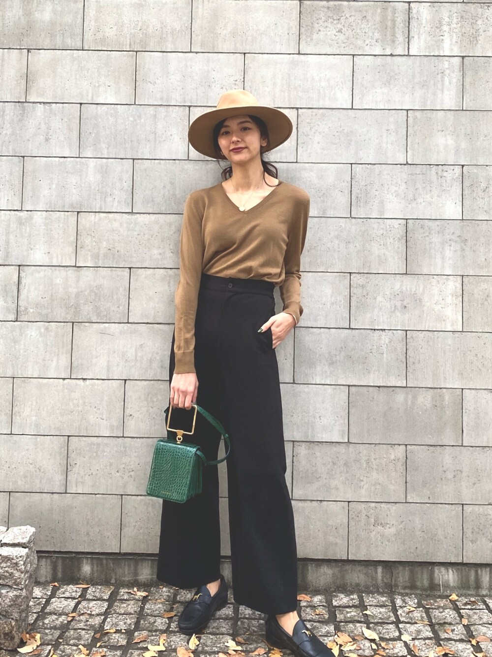 「秋冬コーデ、ハット、ハットコーデ、スウェットパンツ、ブラックコーデ、セーター、大人カジュアル、パンツスタイル、シンプル、キレイめ」｜「CIEL'AIRのアイテム（パンツ、ブラック系）」を使った、erikofjsrさん（レディース・168cm）の冬コーディネートの1枚目の写真
