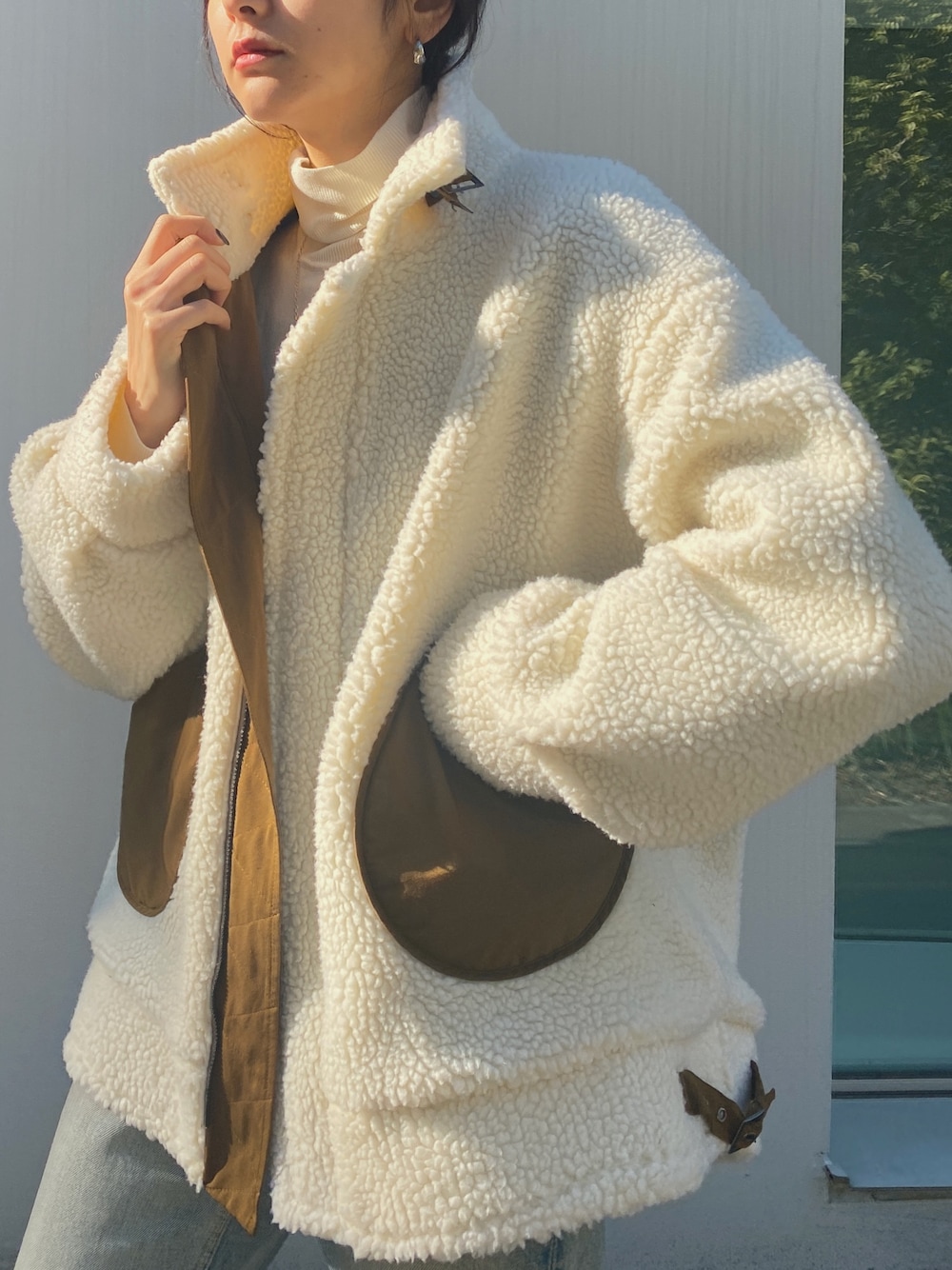 ホワイト系のジャケット/アウターを着用したレディースの冬コーディネートの1枚目の写真