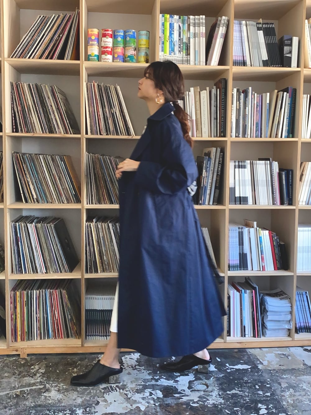 「ネイビー、トレンチコート、春コート、春、淡色コーデ、オトナ女子、ロングコート、ネイビーコート、高身長女子、高身長コーデ」｜「CIEL'AIRのアイテム（トレンチコート、ブルー系）」を使った、erikofjsrさん（レディース・168cm）の冬コーディネートの1枚目の写真