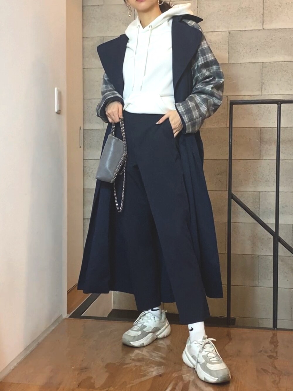 「トレンチコート、ネイビー、ネイビー×ホワイト、スニーカー、カジュアル、ソックス、ソックススニーカー、オトナカワイイ、スニーカーコーデ、パーカー」｜「CIEL'AIRのアイテム（ジャケット/アウター、ブルー系）」を使った、erikofjsrさん（レディース・168cm）の春コーディネートの1枚目の写真