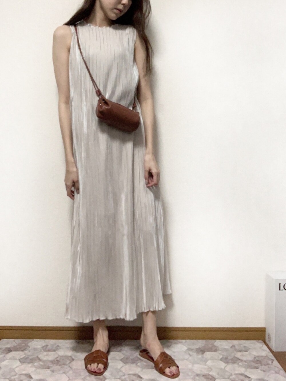 「夏コーデ、大人カジュアル、ZARA、ワンピース、休日スタイル、オトナ女子、リラックススタイル、ノースリーブ、ホワイトコーデ」｜「ZARAのアイテム（サンダル、ブラウン系）」を使った、akaneruさん（レディース・166cm）の夏コーディネートの1枚目の写真