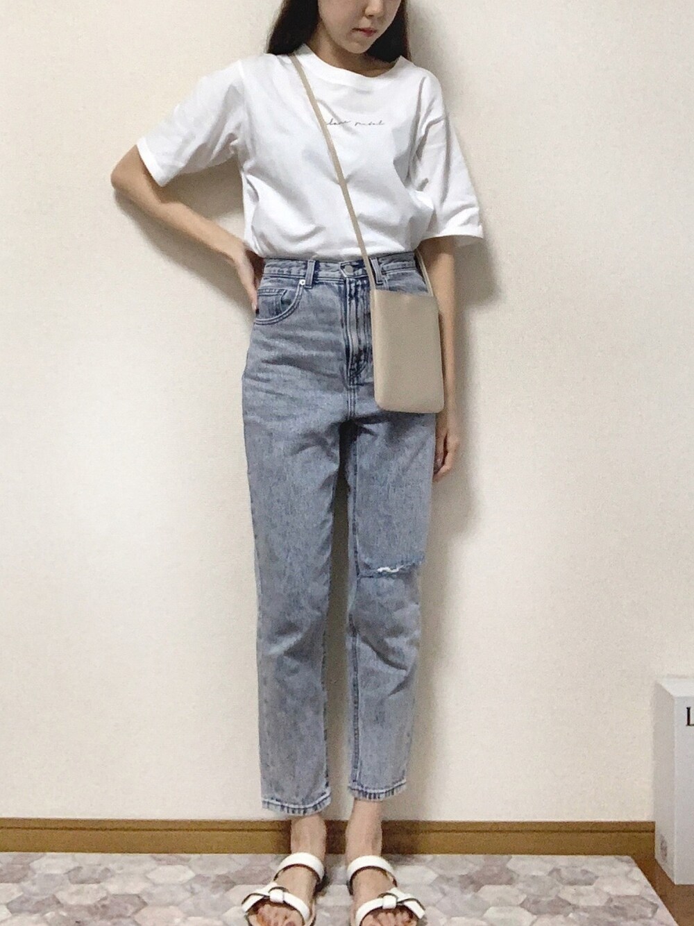 白いスカートに合う[ロエベ] EASE SHEARLING THONG サンダル LOEWEのサンダル（ホワイト系）を使った人気ファッション