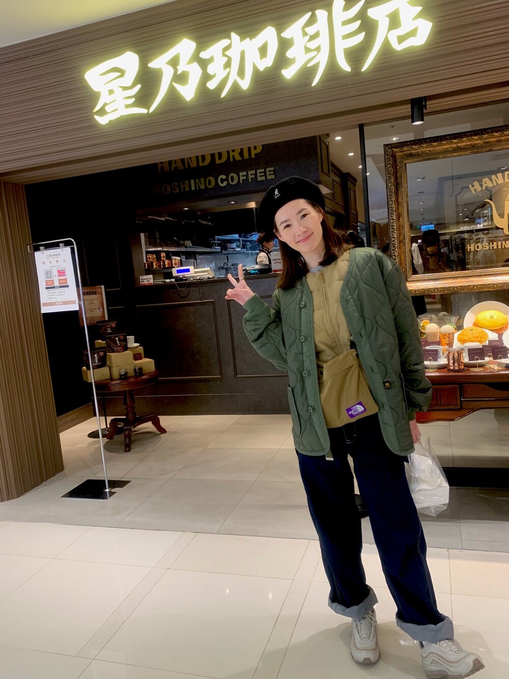 「Alpha Industriesのアイテム（ジャケット/アウター、グリーン系）」を使った、Minaさん（レディース・161cm）の秋コーディネートの1枚目の写真