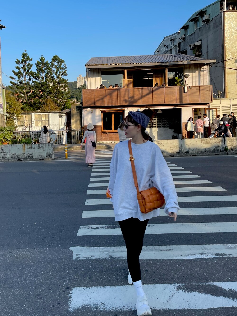 「JOURNAL STANDARDのアイテム（パーカー、ホワイト系）」を使った、Minaさん（レディース・160cm）の冬コーディネートの1枚目の写真