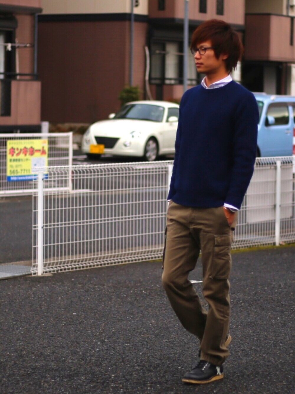 ホワイト系のシャツ/ブラウス、ブルー系のニット/セーター、グリーン系のカーゴパンツを着用したメンズの冬コーディネートの1枚目の写真