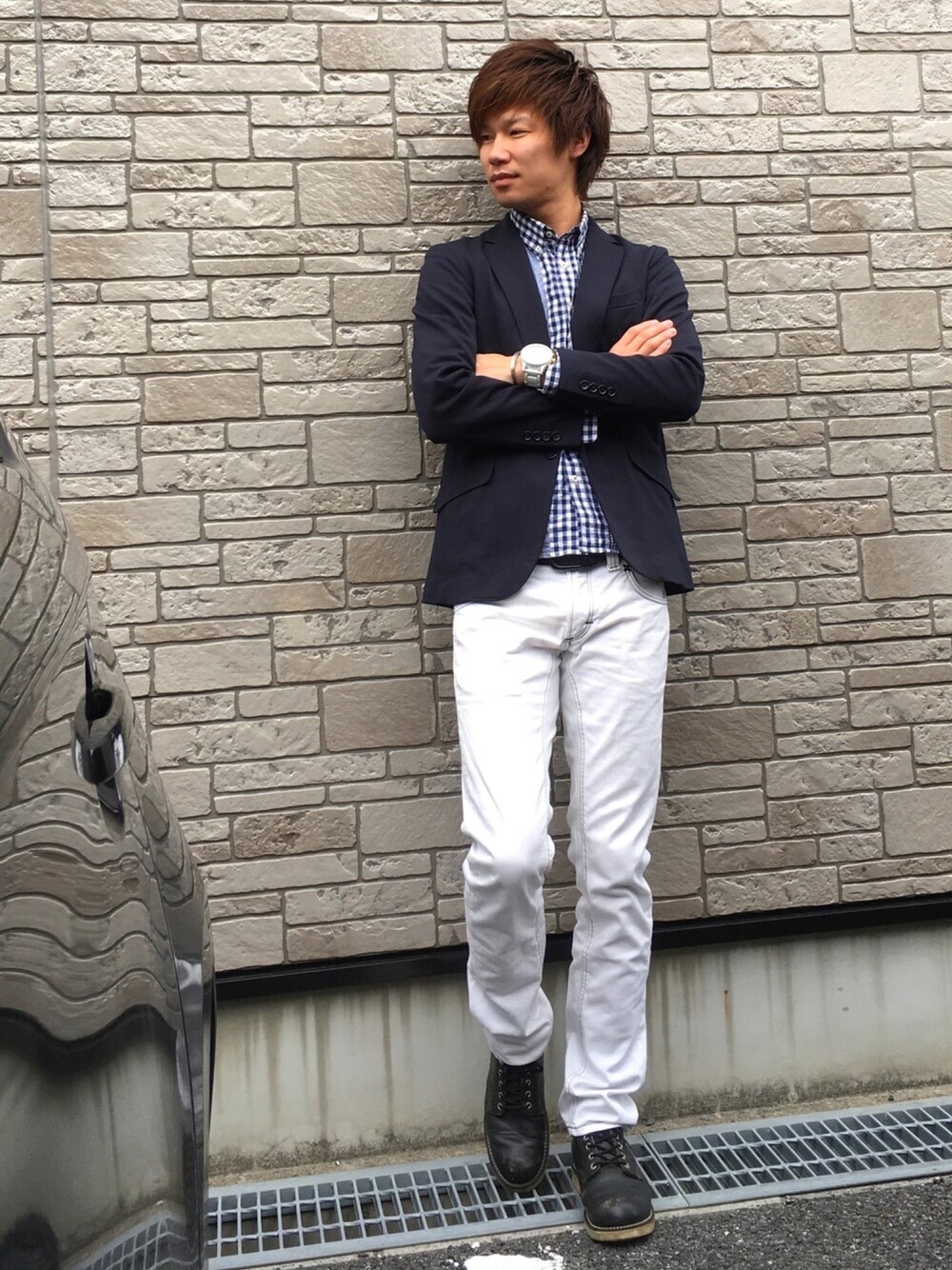 ブルー系のジャケット/アウター、ブルー系のシャツ/ブラウス、ホワイト系のデニムパンツを着用したメンズの冬コーディネートの1枚目の写真