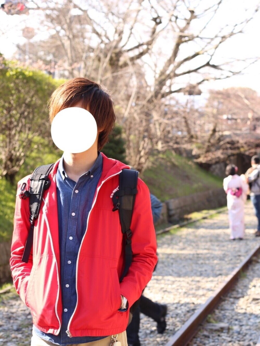 ブルー系のシャツ/ブラウス、レッド系のブルゾン、ブラック系のバックパック/リュックを着用したメンズの春コーディネートの1枚目の写真