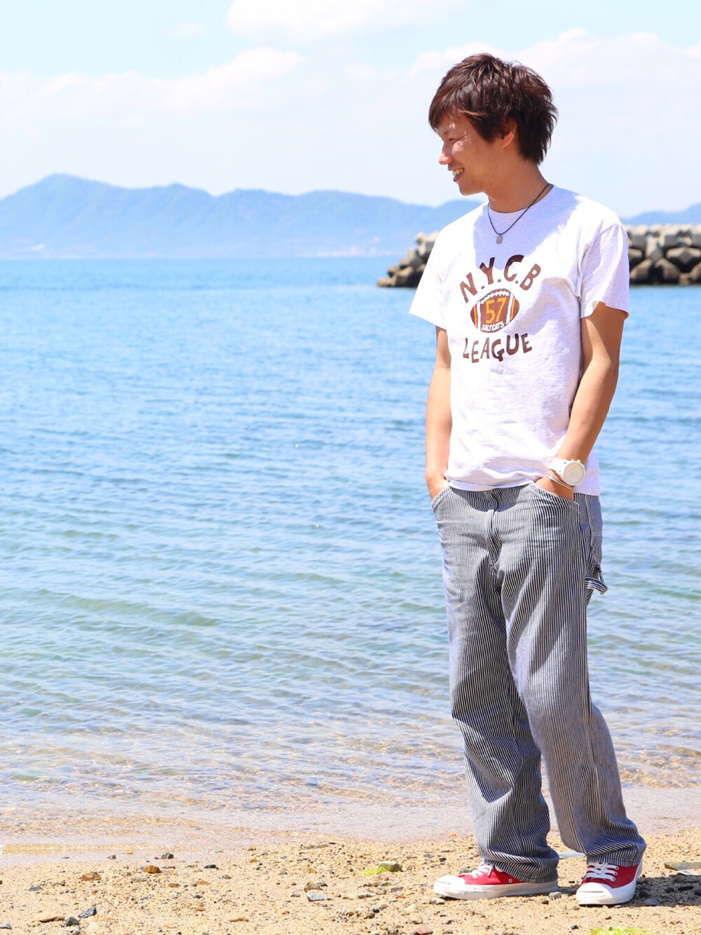 グレー系のTシャツ/カットソー、その他のその他パンツ、レッド系のスニーカーを着用したメンズの春コーディネートの1枚目の写真