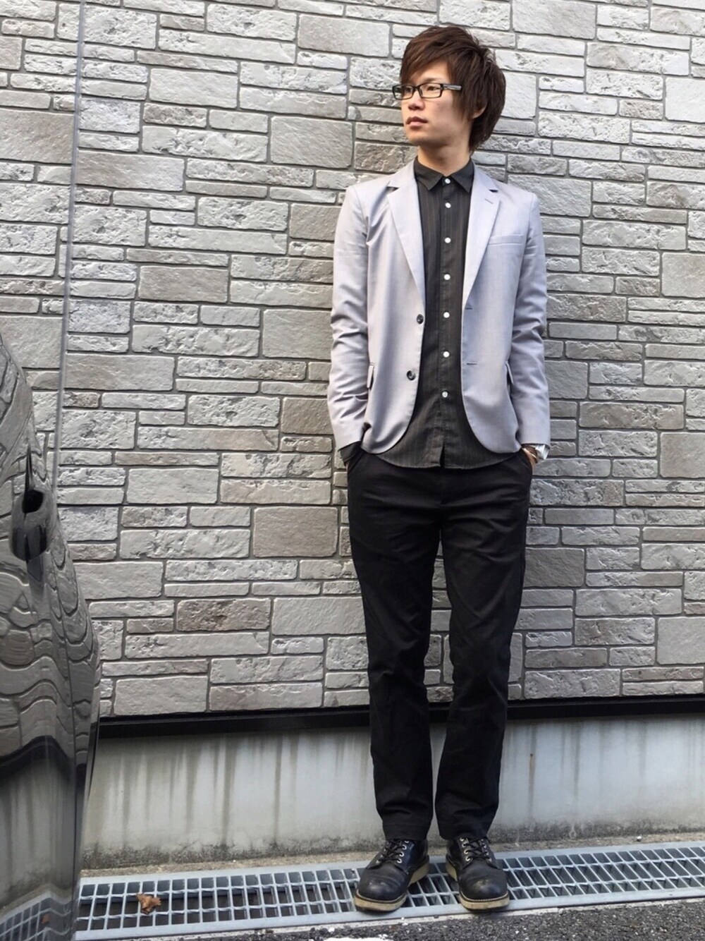 グレー系のテーラードジャケット、グレー系のシャツ/ブラウス、ブラック系のパンツを着用したメンズの冬コーディネートの1枚目の写真