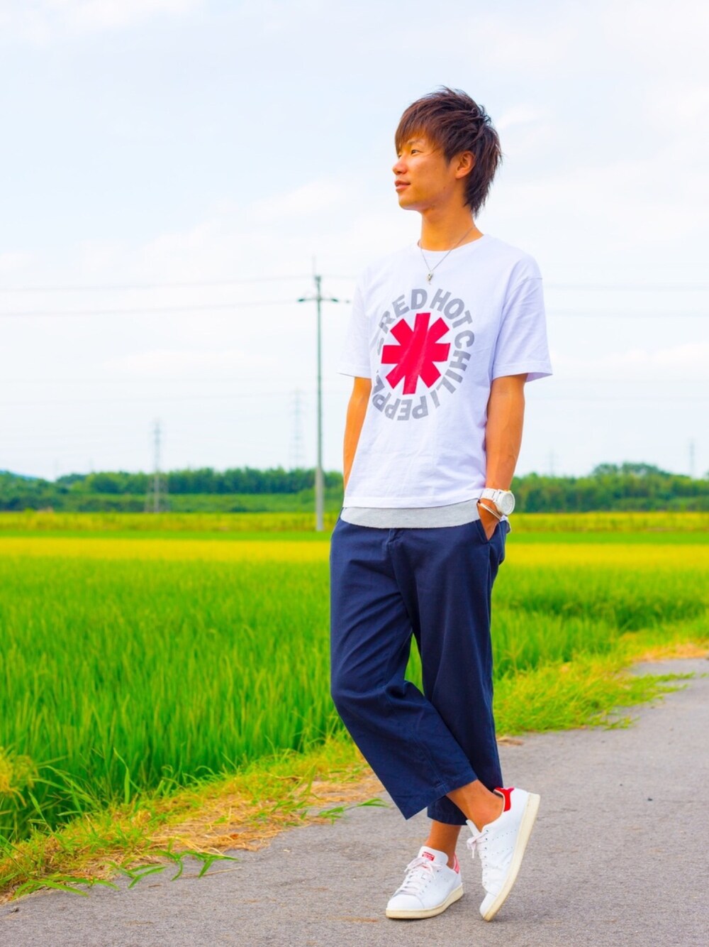 ホワイト系のトップス、グレー系のタンクトップ、ブルー系のチノパンツを着用したメンズの夏コーディネートの1枚目の写真