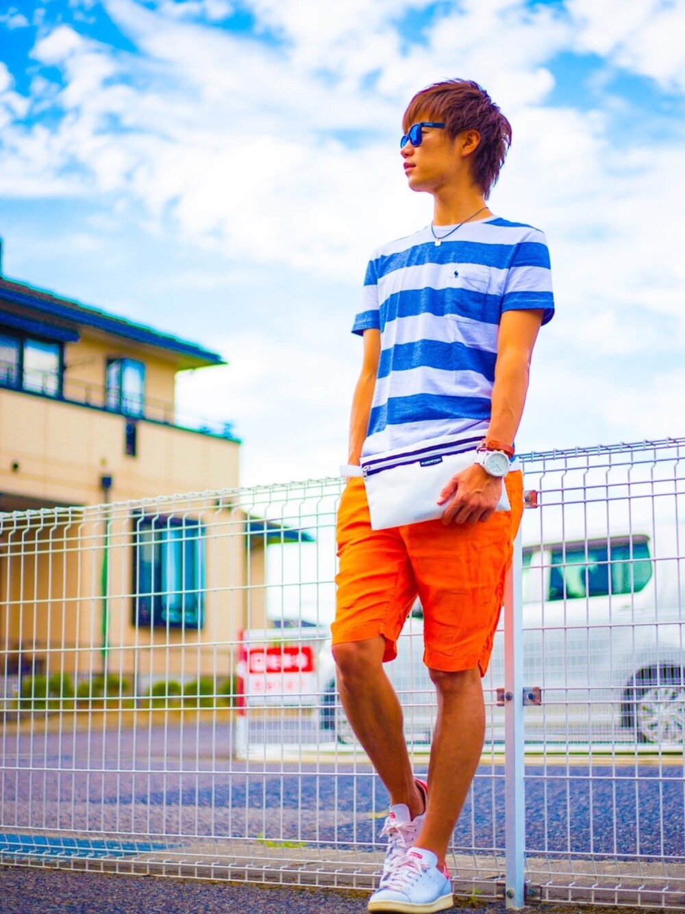 その他のTシャツ/カットソー、ホワイト系のクラッチバッグ、オレンジ系のその他パンツを着用したメンズの夏コーディネートの1枚目の写真