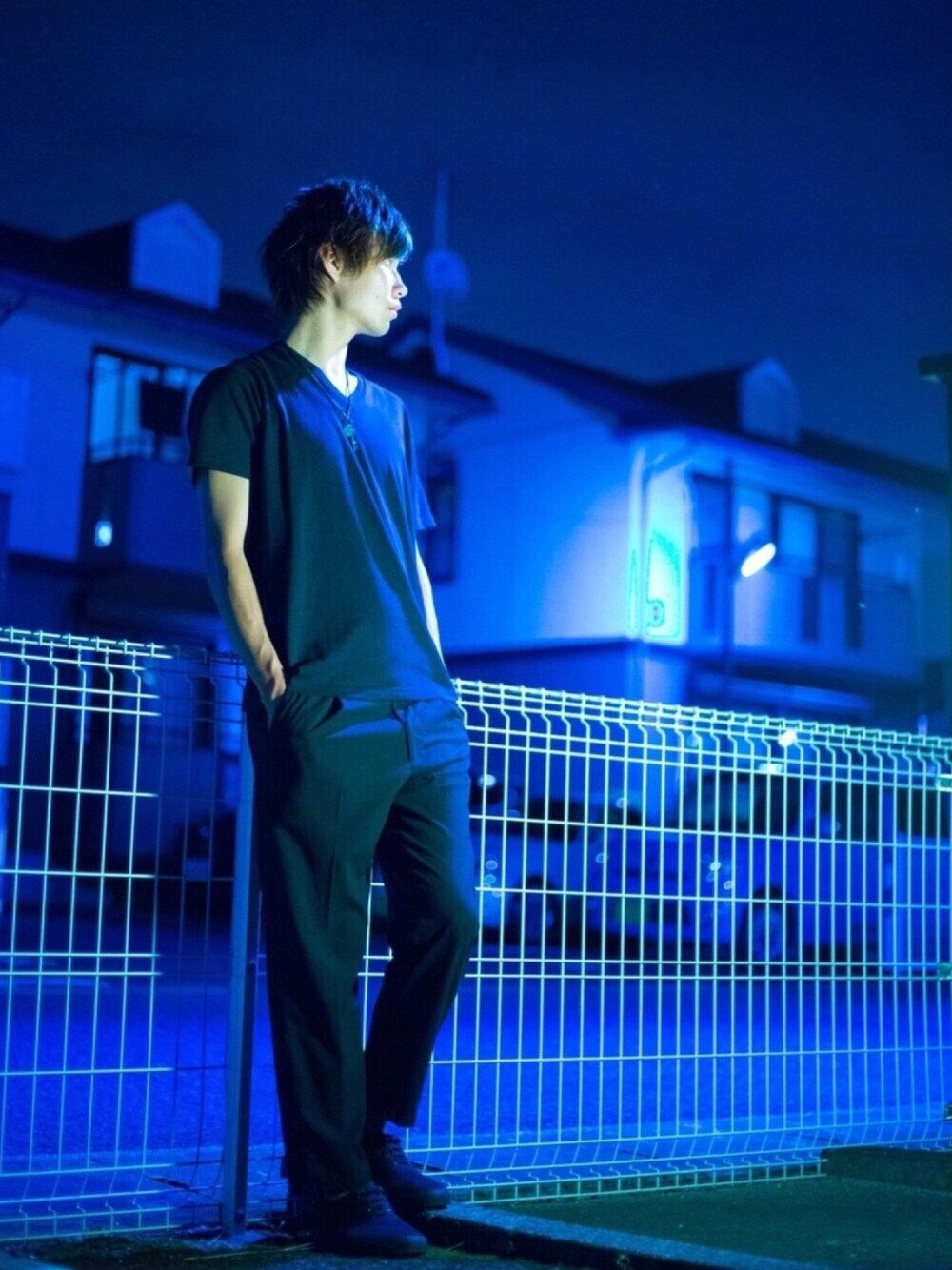 ブラック系のTシャツ/カットソー、ブラック系のパンツ、その他のシューズを着用したメンズの秋コーディネートの1枚目の写真