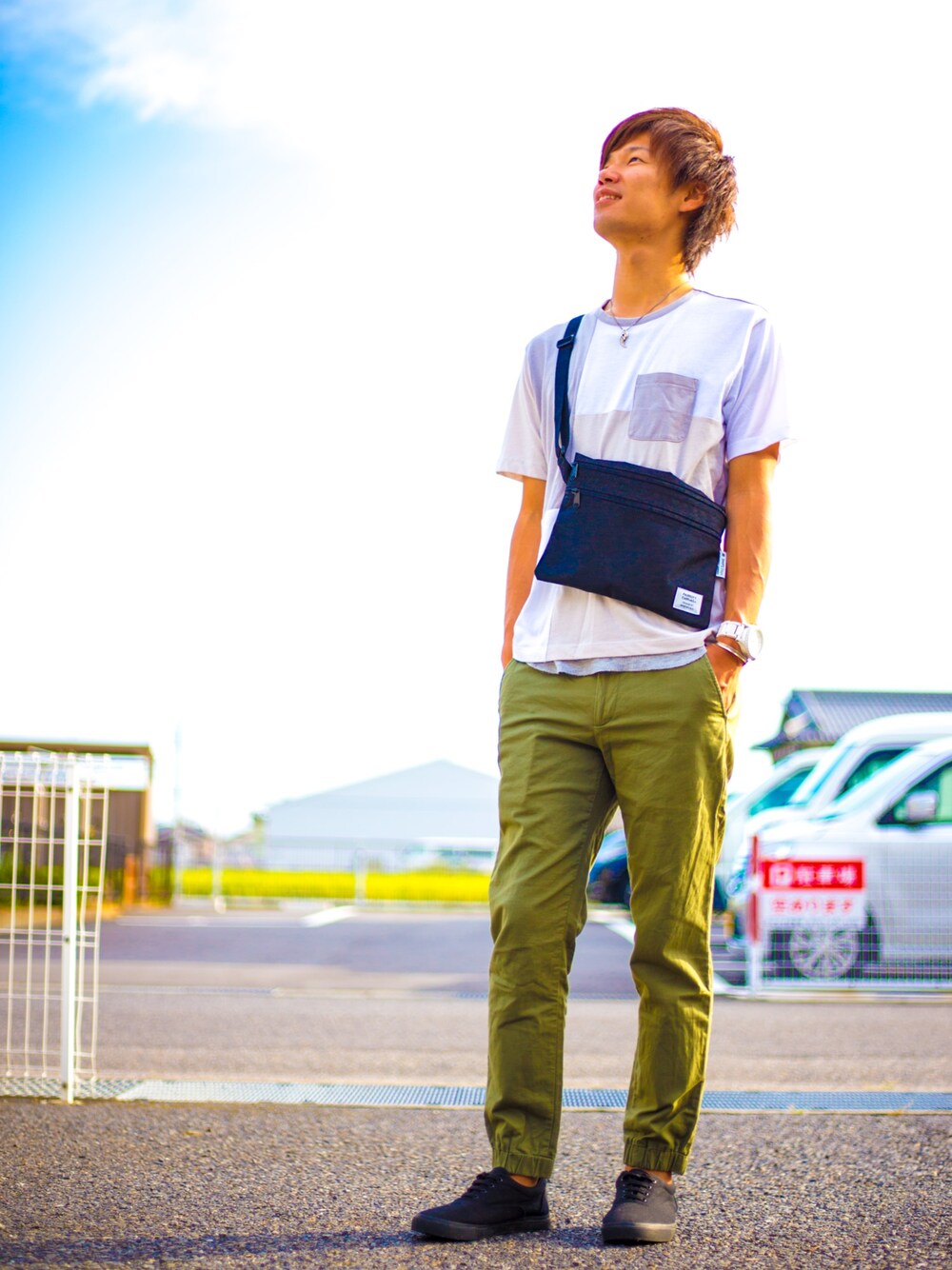 ホワイト系のTシャツ/カットソー、ブラック系のショルダーバッグ、グレー系のタンクトップを着用したメンズの秋コーディネートの1枚目の写真