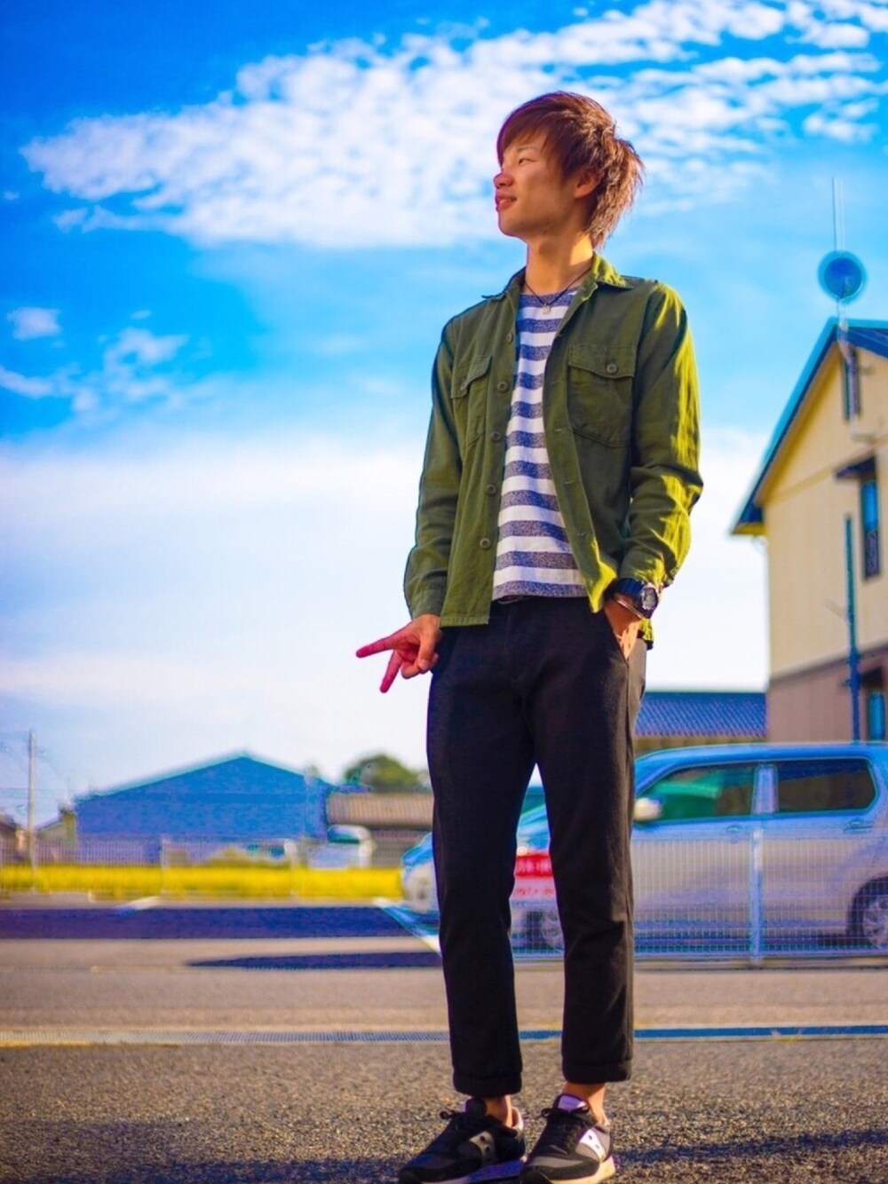 グリーン系のシャツ/ブラウス、グレー系のTシャツ/カットソー、ブラック系のその他パンツを着用したメンズの秋コーディネートの1枚目の写真