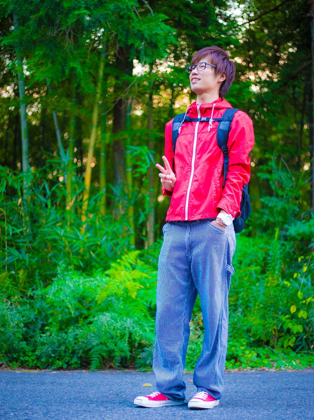 レッド系のブルゾン、ブラック系のバックパック/リュック、その他のその他パンツを着用したメンズの秋コーディネートの1枚目の写真