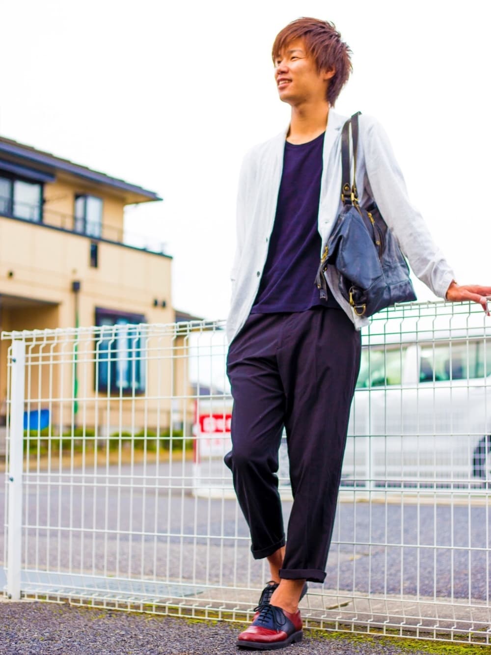 グレー系のテーラードジャケット、ブラック系のTシャツ/カットソー、ブラック系のボストンバッグを着用したメンズの秋コーディネートの1枚目の写真