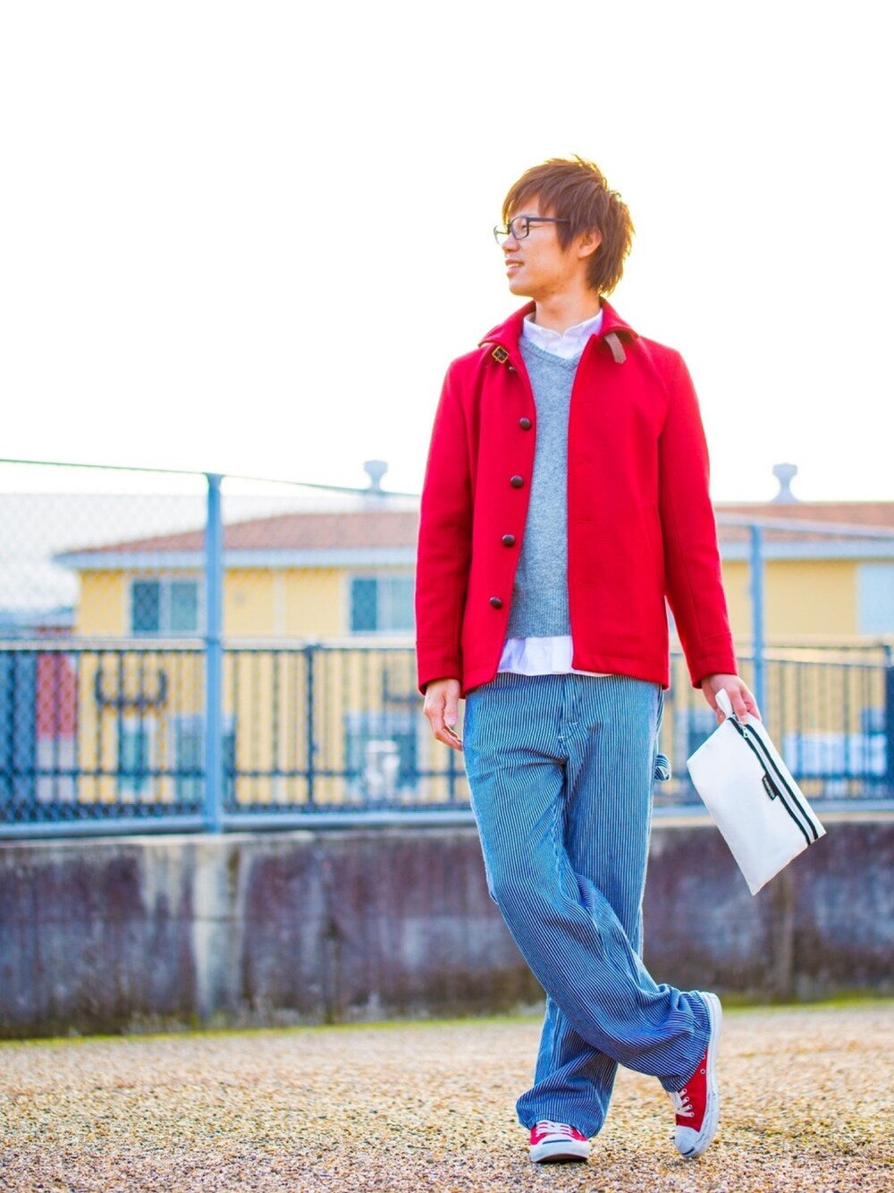 「冬、カジュアル、スニーカー、ワイドパンツ、レイヤードスタイル、赤、クラッチバッグ、GU、ニット、めがね」｜「URBAN RESEARCHのアイテム（ジャケット/アウター、レッド系）」を使った、Ryu--taさん（メンズ・183cm）の冬コーディネートの1枚目の写真