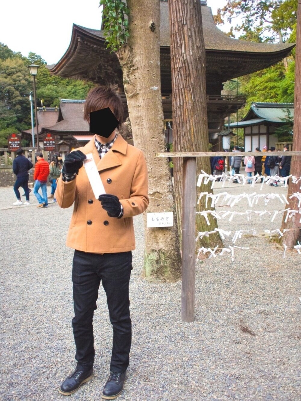 ベージュ系のピーコート、その他のシャツ/ブラウス、ブラック系のデニムパンツを着用したメンズの冬コーディネートの1枚目の写真