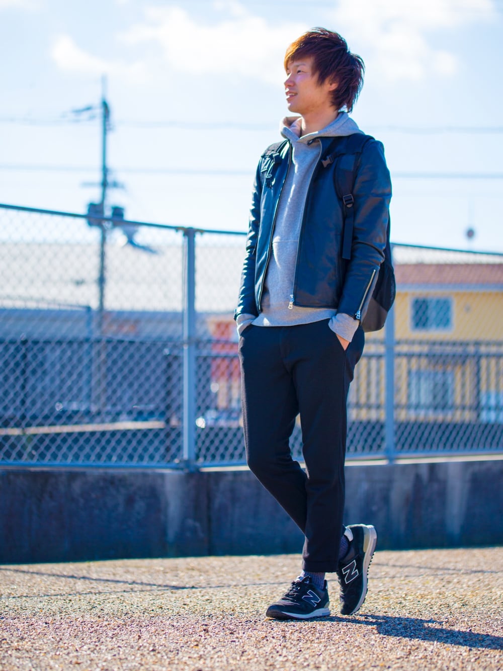 グレー系のパーカー、ブラック系のライダースジャケット、ブラック系のバックパック/リュックを着用したメンズの冬コーディネートの1枚目の写真