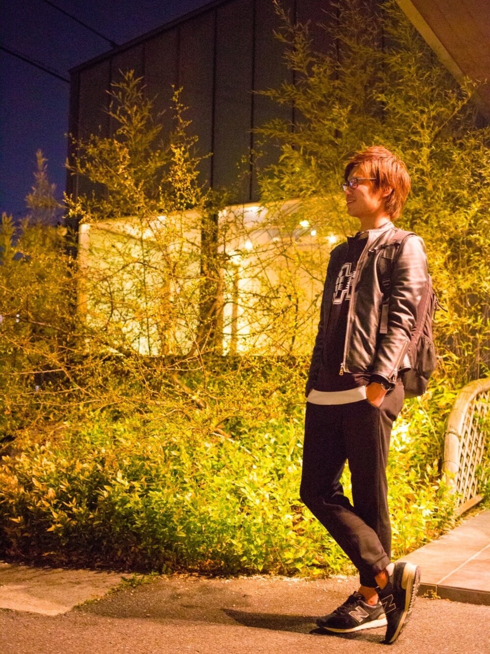 ブラック系のライダースジャケット、ブラック系のTシャツ/カットソー、ホワイト系のTシャツ/カットソーを着用したメンズの春コーディネートの1枚目の写真