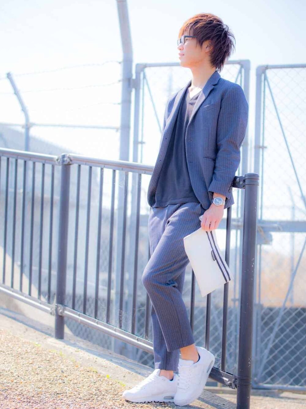 その他のジャケット/アウター、ブラック系のTシャツ/カットソー、ブルー系のパンツを着用したメンズの春コーディネートの1枚目の写真