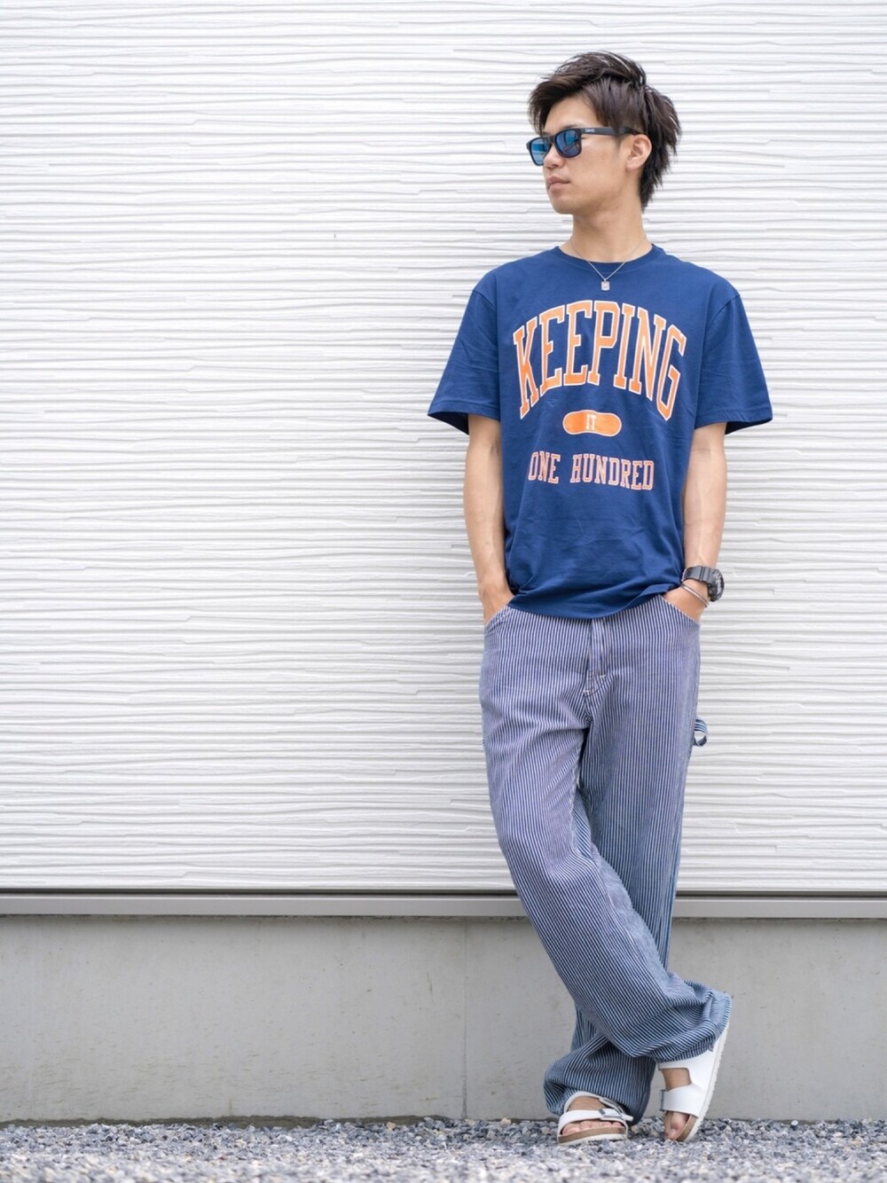 ブルー系のTシャツ/カットソー、その他のその他パンツ、ホワイト系のサンダルを着用したメンズの夏コーディネートの1枚目の写真