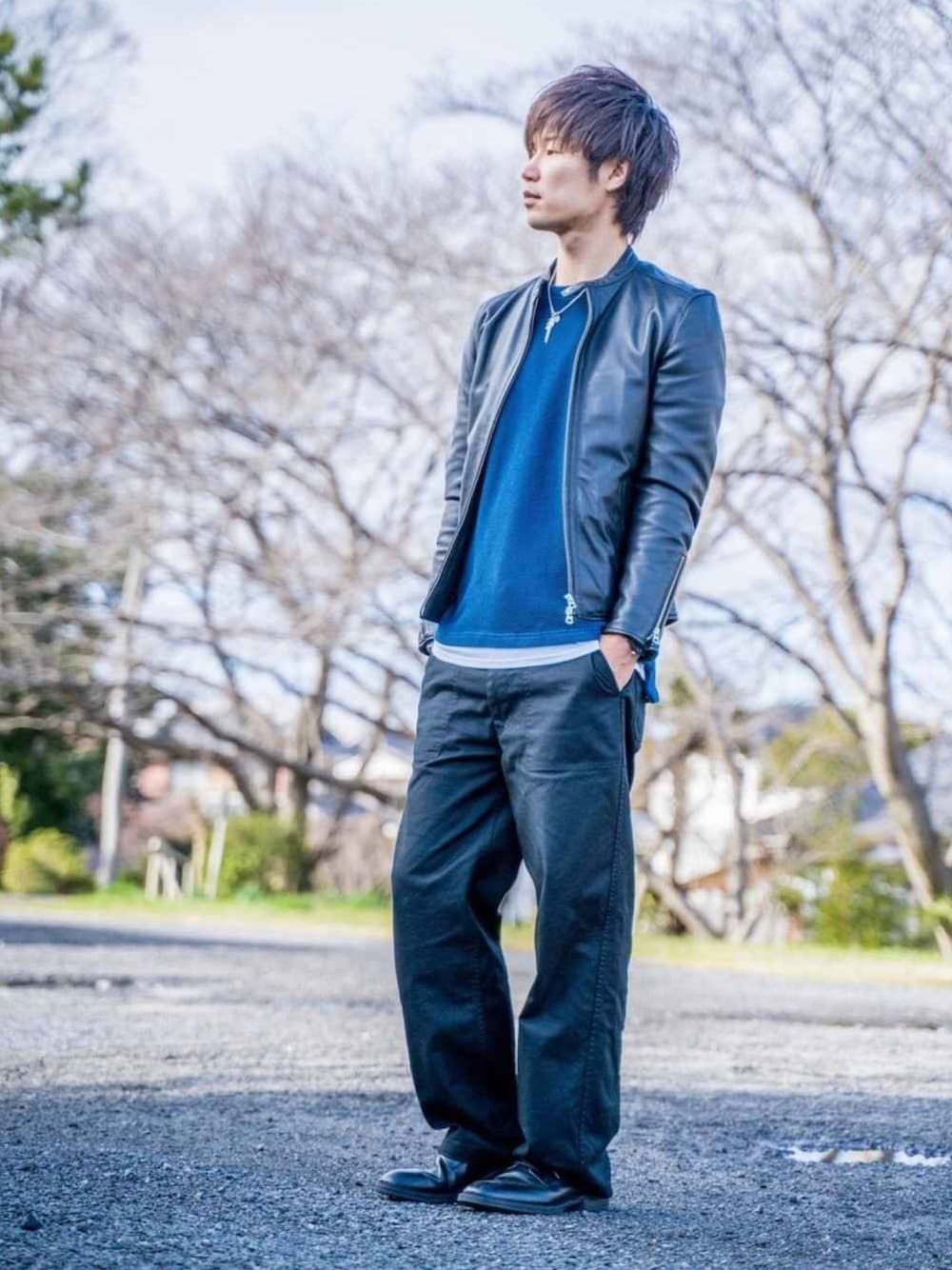 ブラック系のライダースジャケット、ブルー系のTシャツ/カットソー、ホワイト系のTシャツ/カットソーを着用したメンズの春コーディネートの1枚目の写真