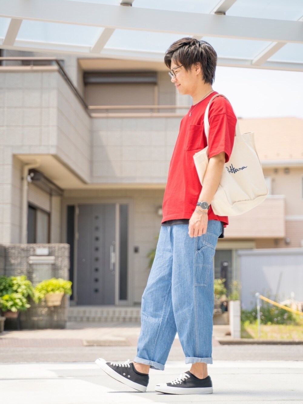 レッド系のTシャツ/カットソー、ホワイト系のトートバッグ、ブラック系のタンクトップを着用したメンズの春コーディネートの1枚目の写真