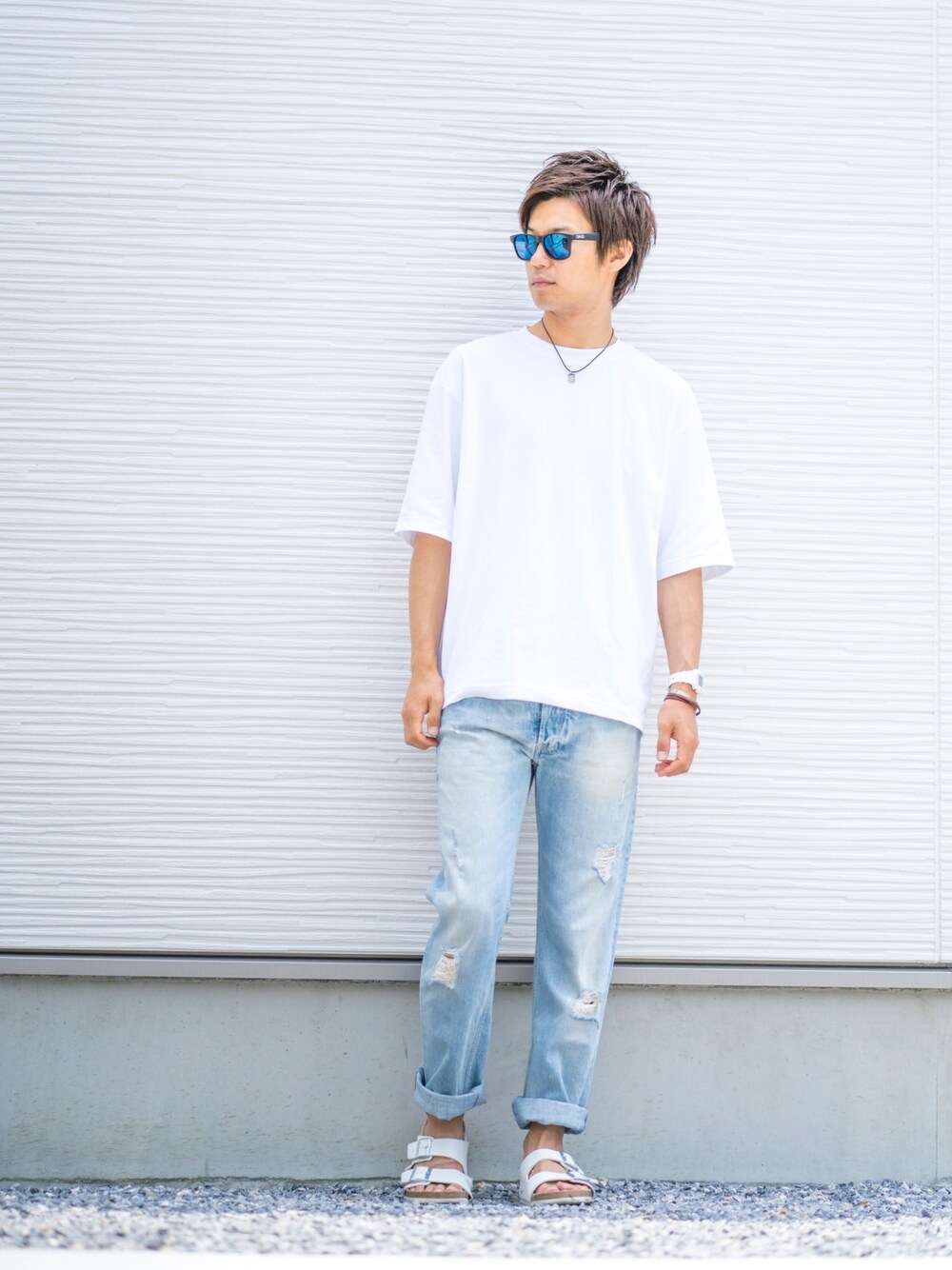 ホワイト系のTシャツ/カットソー、ブルー系のデニムパンツ、ホワイト系のサンダルを着用したメンズの夏コーディネートの1枚目の写真
