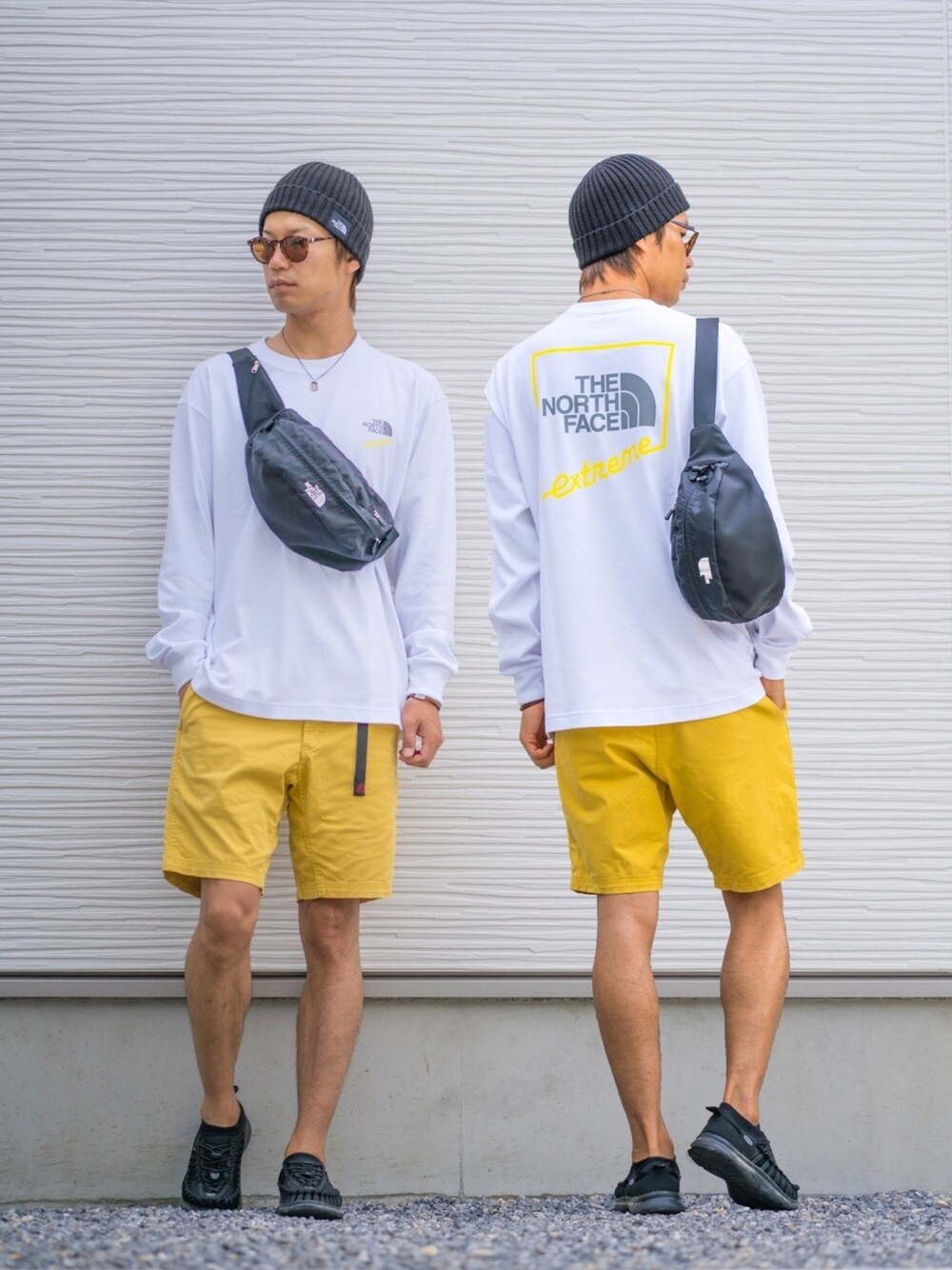 ホワイト系のTシャツ/カットソー、ブラック系のボディバッグ/ウエストポーチ、イエロー系のその他パンツを着用したメンズの秋コーディネートの1枚目の写真