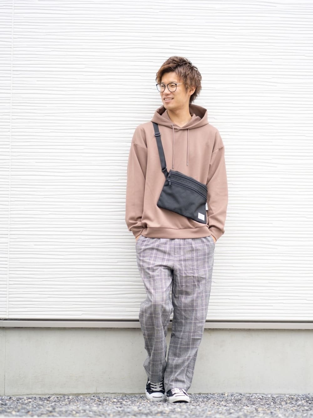 オレンジ系のパーカー、ブラック系のショルダーバッグ、その他のパンツを着用したメンズの秋コーディネートの1枚目の写真