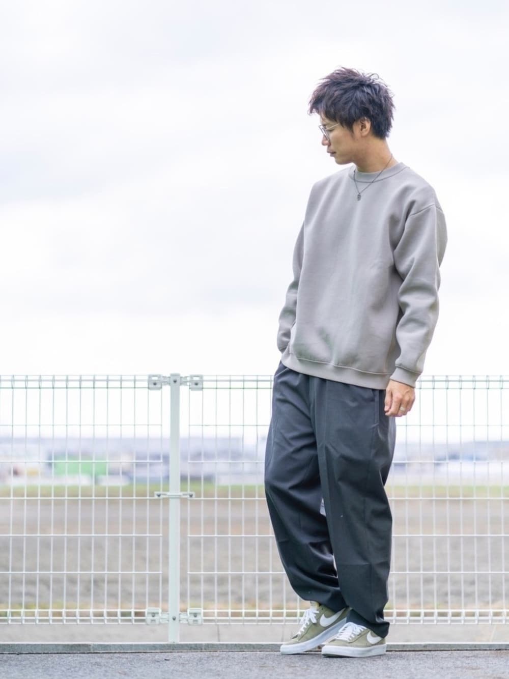 グレー系のスウェット、グレー系のその他パンツ、グリーン系のスニーカーを着用したメンズの春コーディネートの1枚目の写真