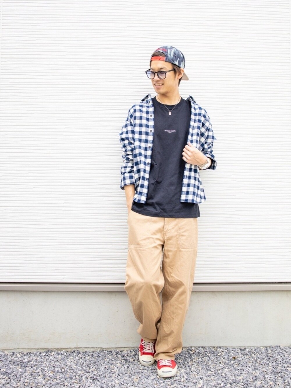ブラック系のTシャツ/カットソー、ブルー系のトップス、ベージュ系のその他パンツを着用したメンズの春コーディネートの1枚目の写真