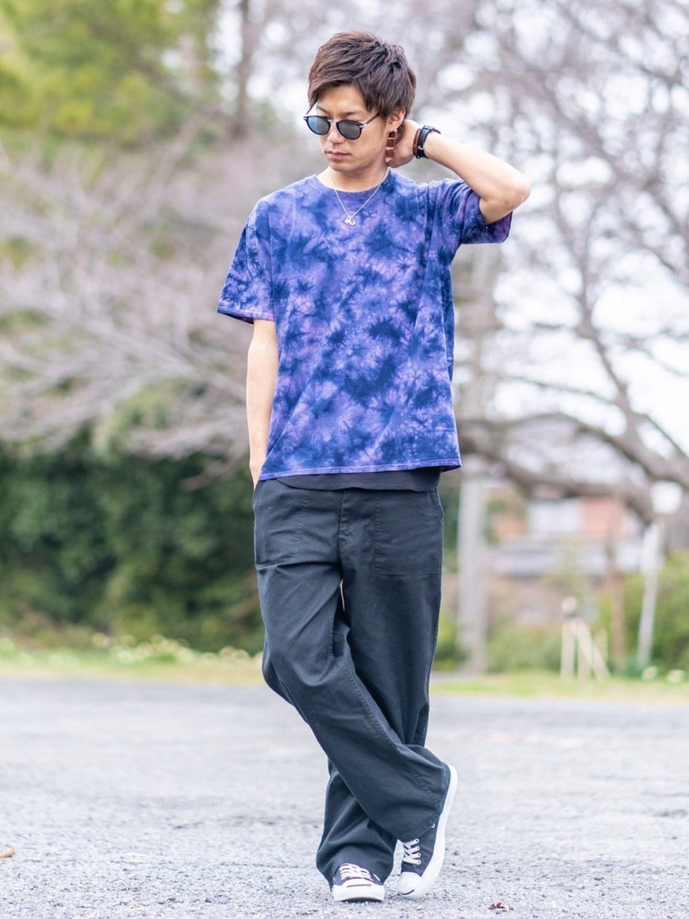 パープル系のTシャツ/カットソー、ブラック系のタンクトップ、ブラック系のその他パンツを着用したメンズの春コーディネートの1枚目の写真