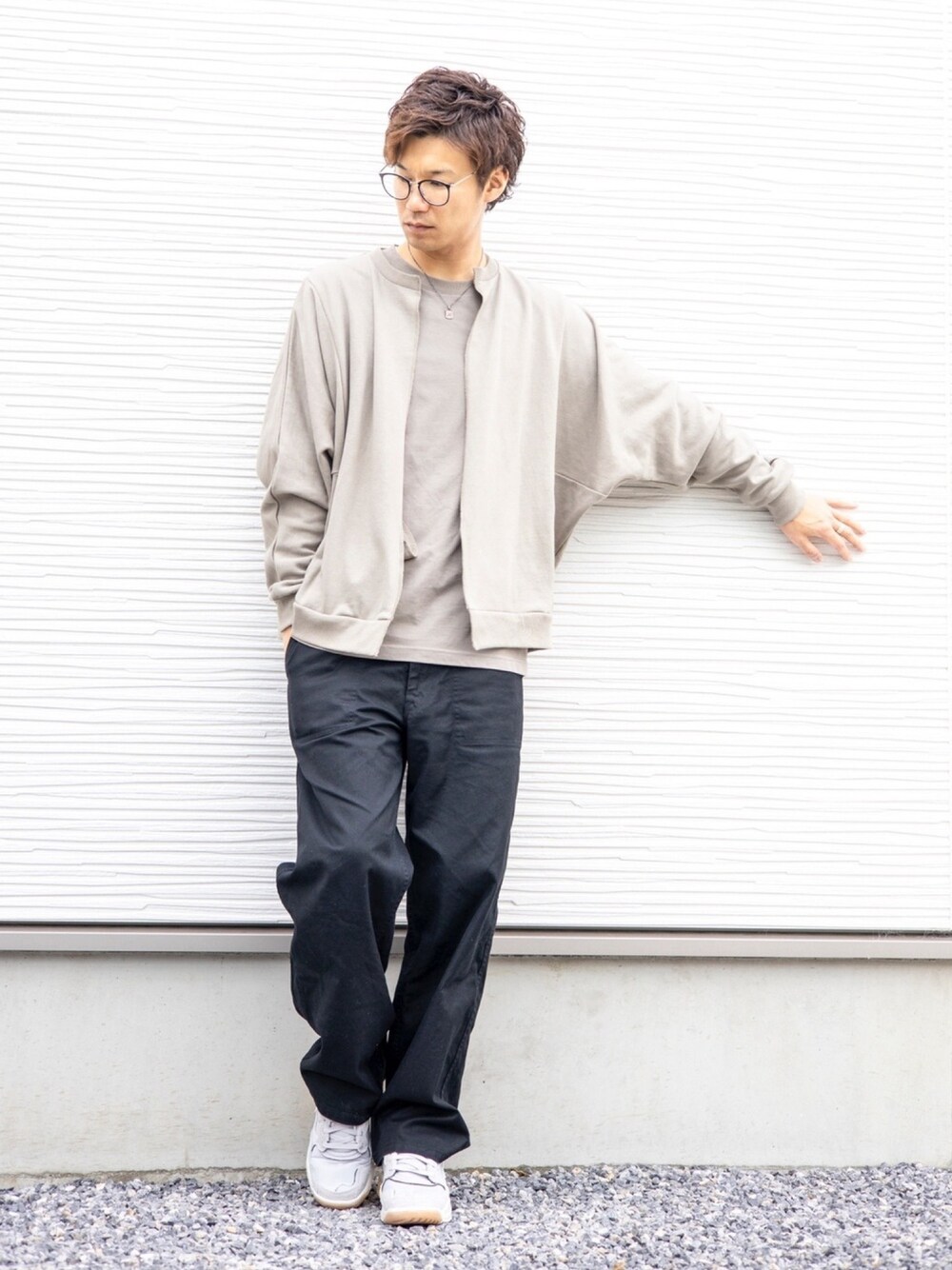 グレー系のカーディガン/ボレロ、グレー系のTシャツ/カットソー、ブラック系のその他パンツを着用したメンズの春コーディネートの1枚目の写真