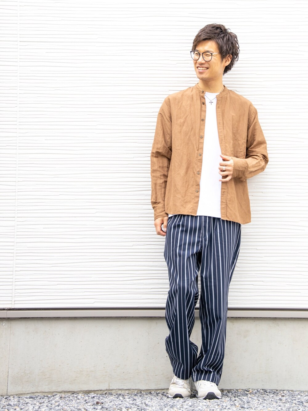 ブラウン系のシャツ/ブラウス、ホワイト系のTシャツ/カットソー、その他のその他パンツを着用したメンズの春コーディネートの1枚目の写真