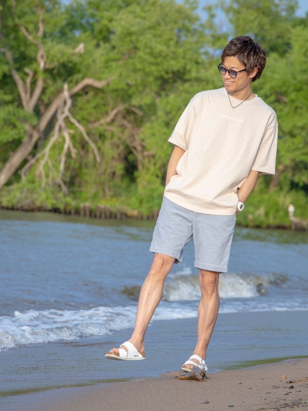 ベージュ系のTシャツ/カットソー、ブルー系のその他パンツ、ホワイト系のサンダルを着用したメンズの春コーディネートの1枚目の写真