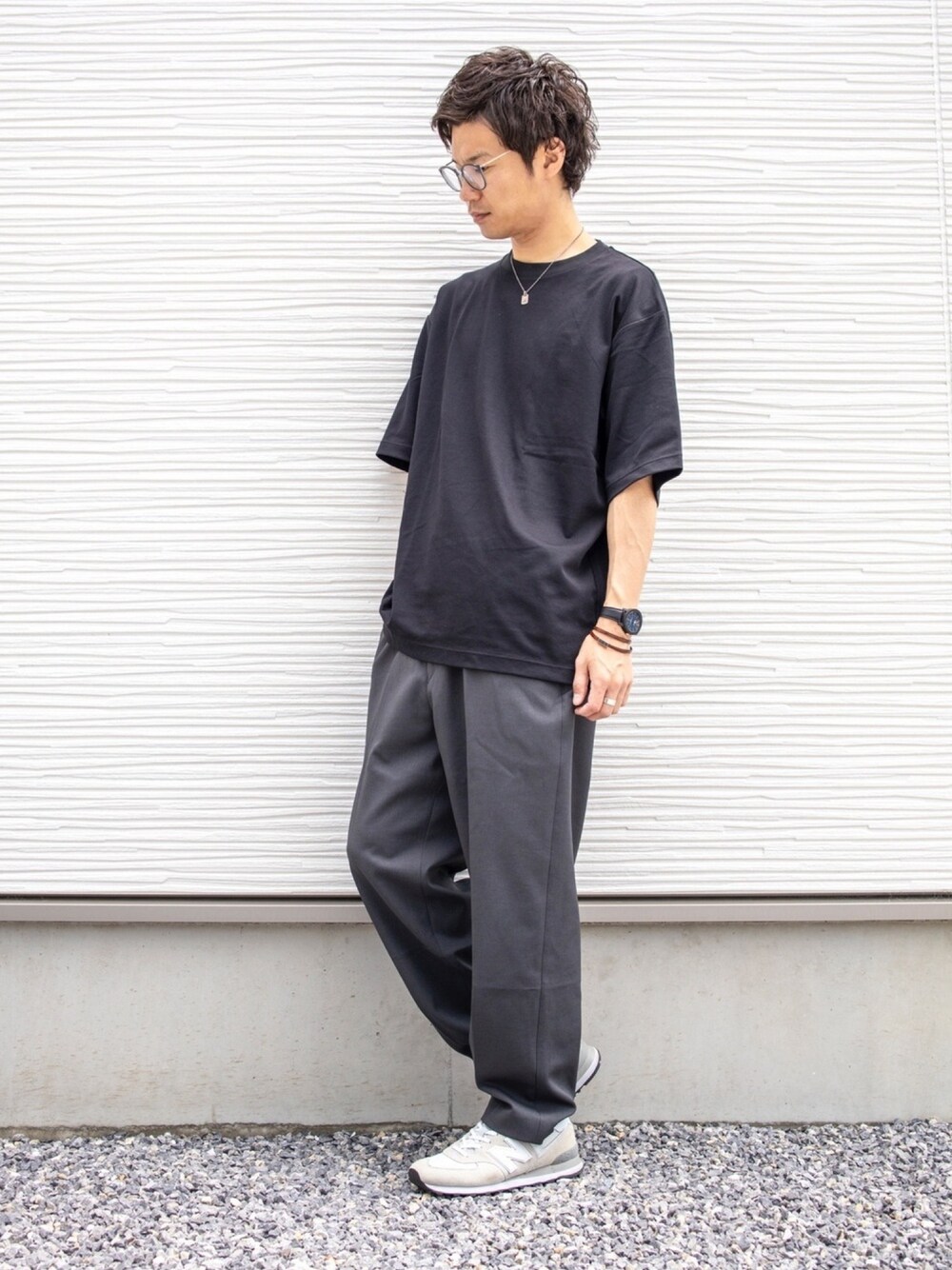 ブラック系のTシャツ/カットソー、グレー系のその他パンツ、グレー系のスニーカーを着用したメンズの春コーディネートの1枚目の写真