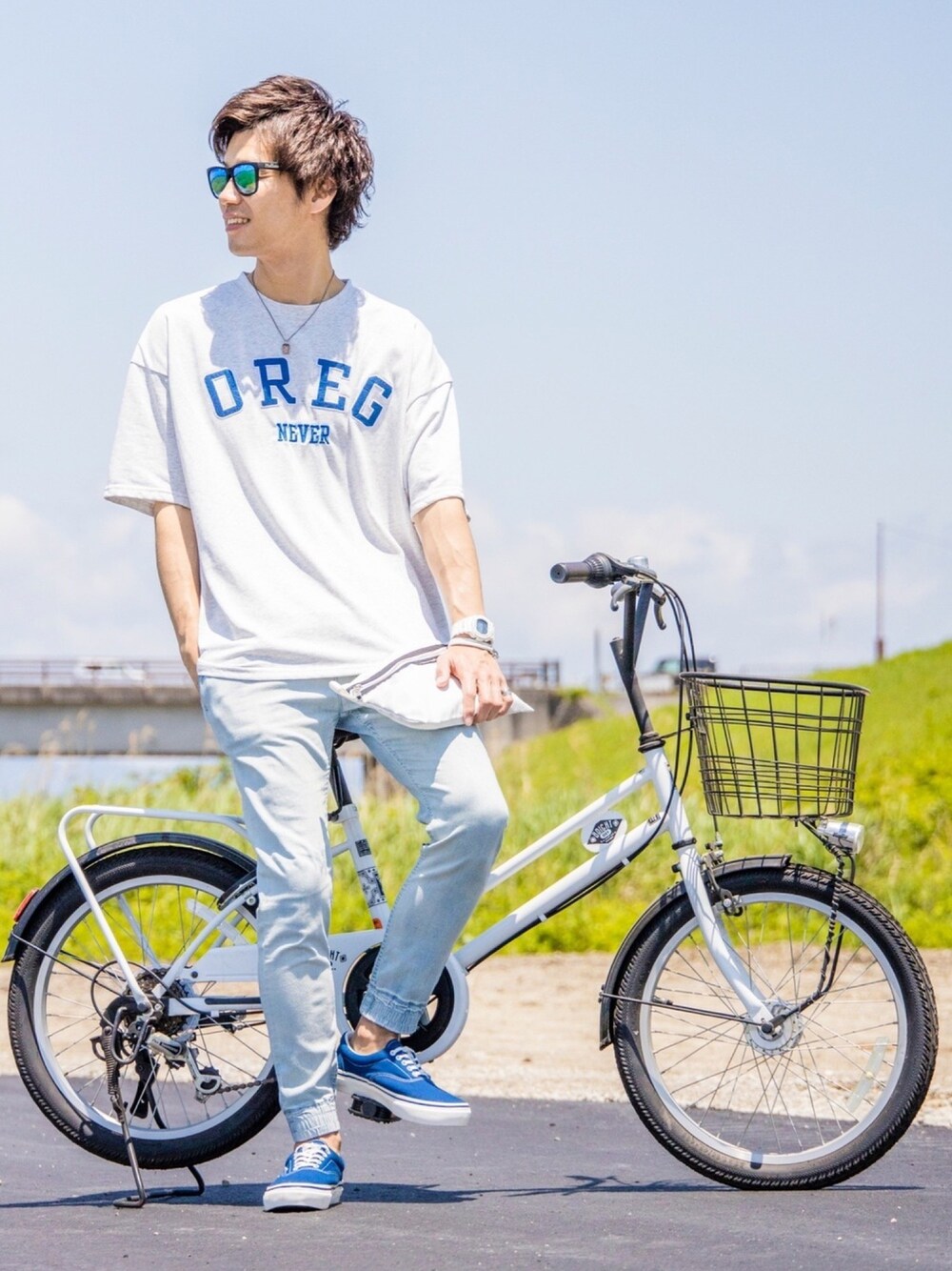 グレー系のTシャツ/カットソー、ホワイト系のクラッチバッグ、ブルー系のその他パンツを着用したメンズの春コーディネートの1枚目の写真