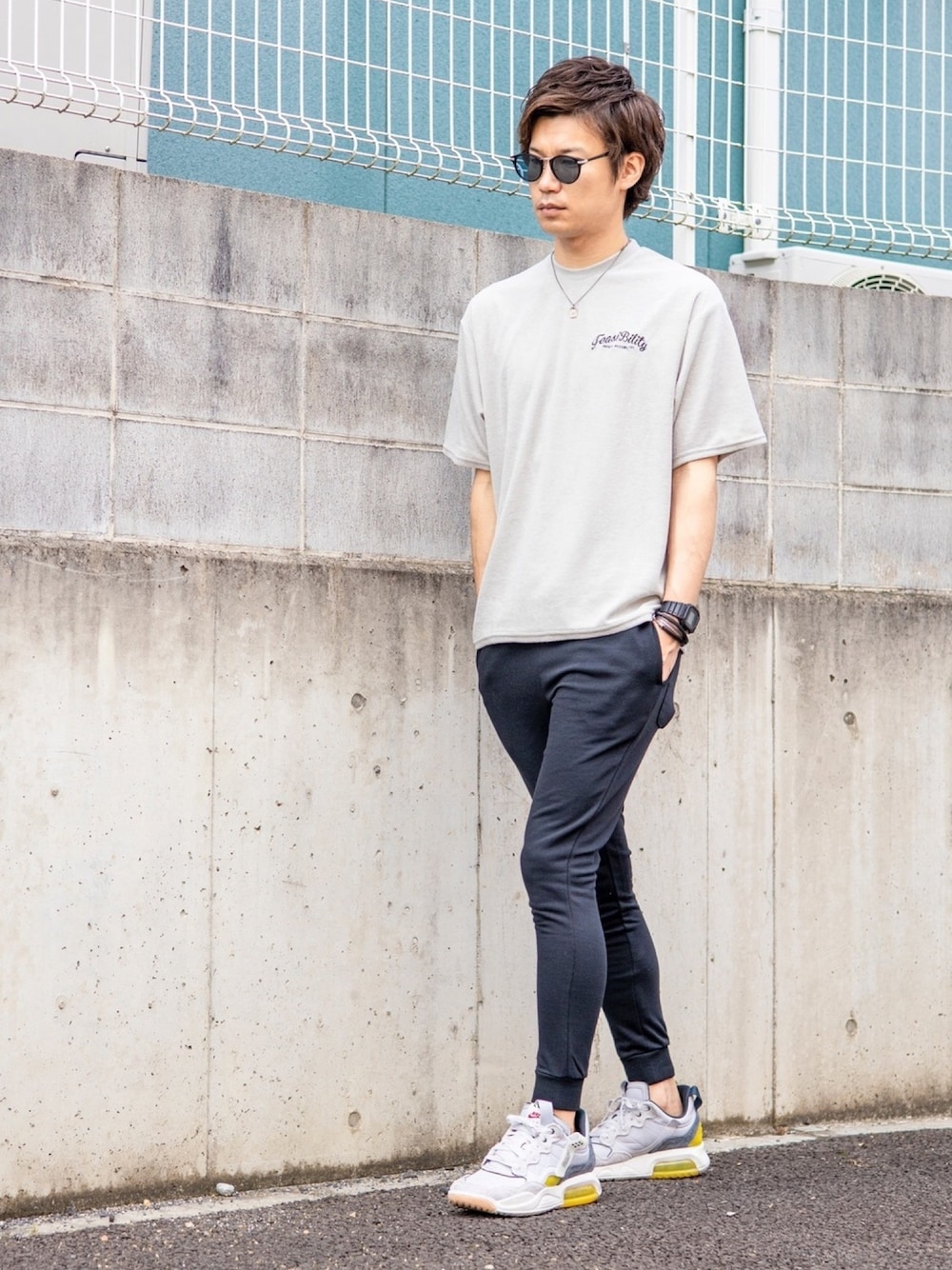 グレー系のTシャツ/カットソー、ブラック系のスウェットパンツ、グレー系のスニーカーを着用したメンズの春コーディネートの1枚目の写真