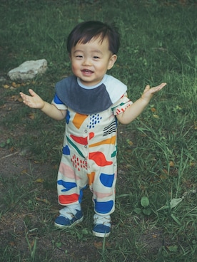 「アイテム（スタイ/よだれかけ、ブラック系）」を使った、tawzxxさん（キッズ・70cm）の春コーディネート