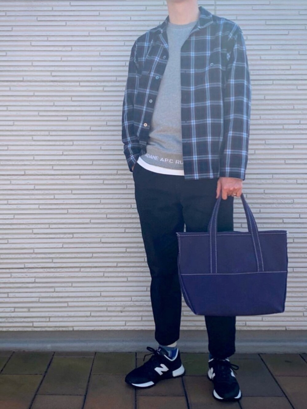 「春コーデ、きれいめカジュアル、スニーカー、今日のコーデ、UNIQLO、シャツスタイル」｜「A.P.C.のアイテム（スウェット、グレー系）」を使った、あーきーさん（メンズ・179cm）の春コーディネートの1枚目の写真