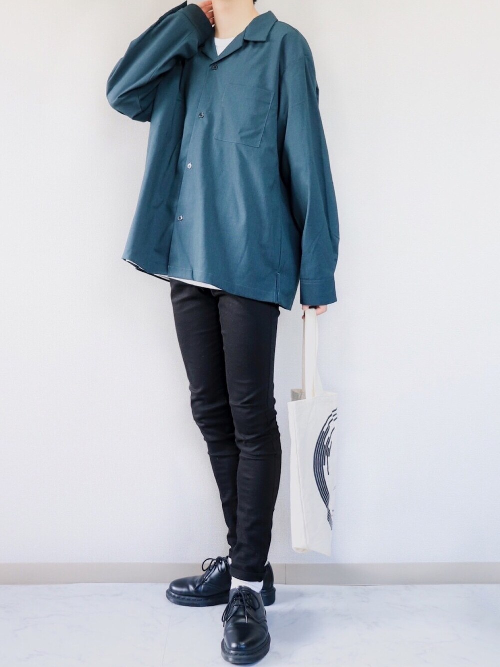 グリーン系のシャツ/ブラウス、ホワイト系のTシャツ/カットソー、ブラック系のデニムパンツを着用したメンズの秋コーディネートの1枚目の写真