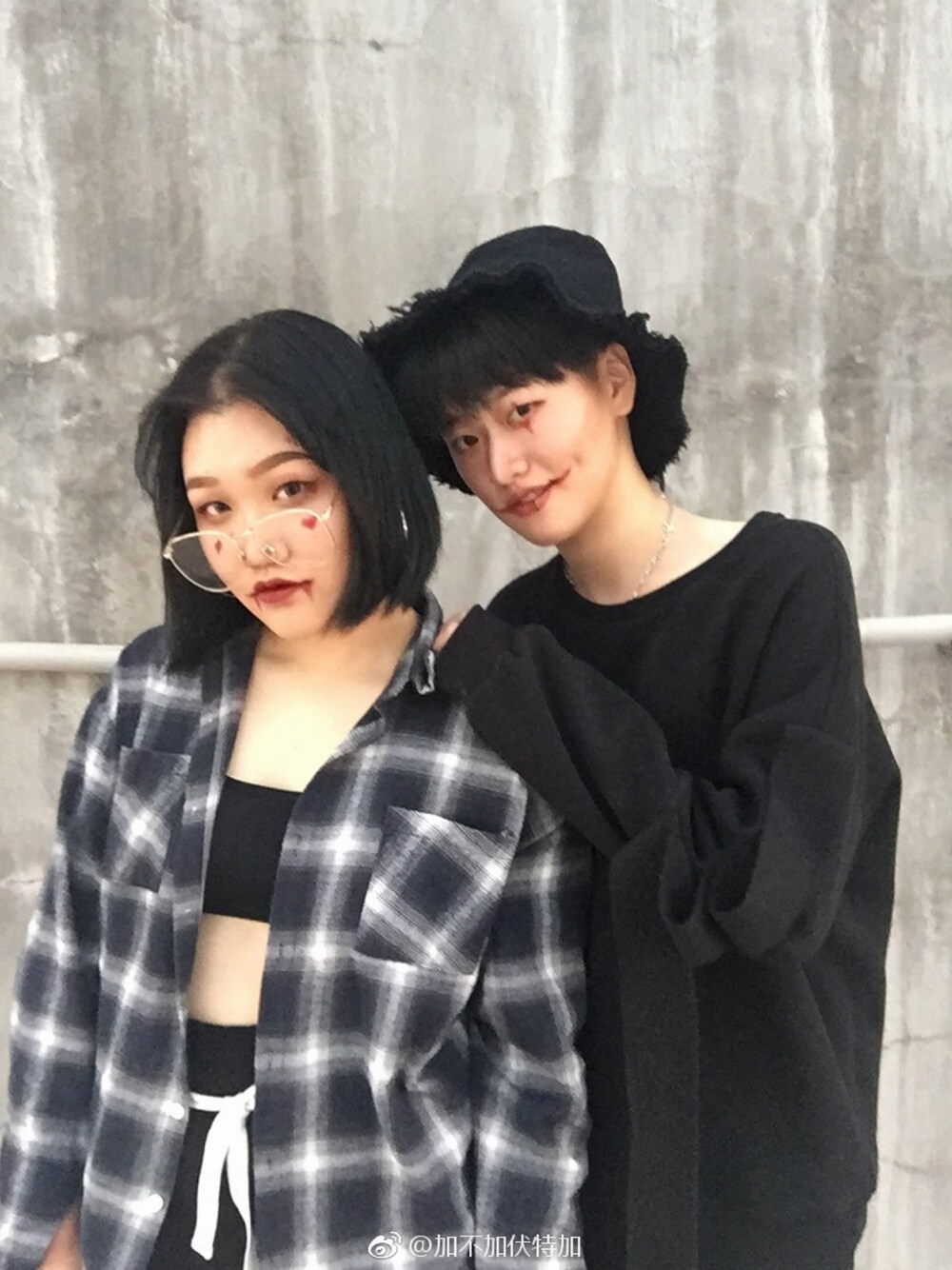 「天台」｜「S·DEERのアイテム（パーカー、ブラック系）」を使った、加不加伏特加さん（レディース・175cm）の秋コーディネートの1枚目の写真