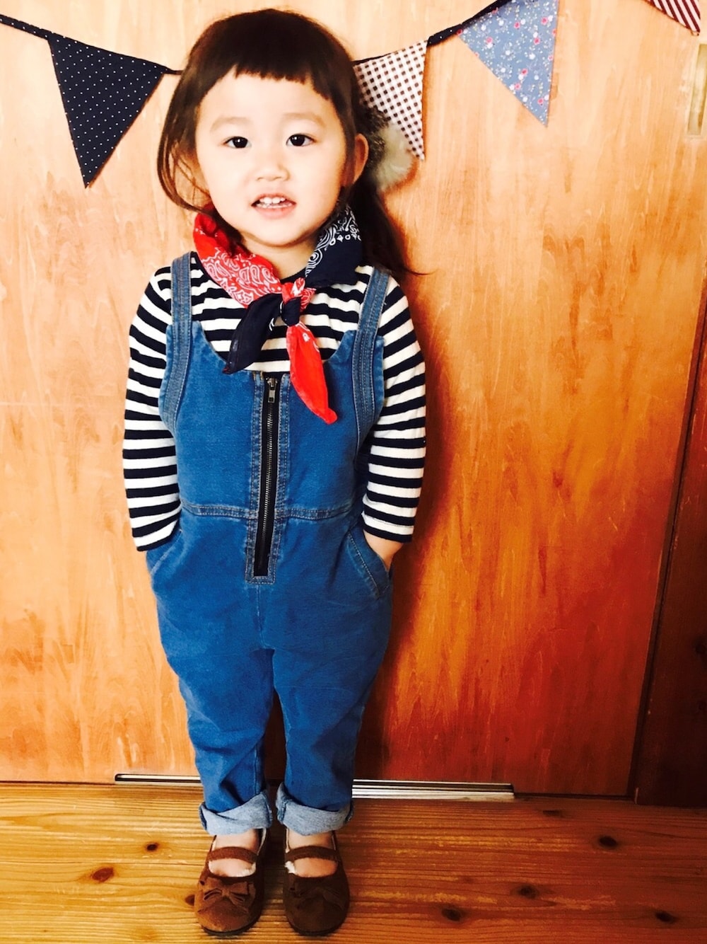 「娘コーデ、デニム、バンダナ、女の子、2歳、girl、サロペット、韓国子供服」｜「韓国子供服のアイテム（サロペット/オーバーオール、ブルー系）」を使った、shomayuzu*さん（キッズ・90cm）の冬コーディネートの1枚目の写真