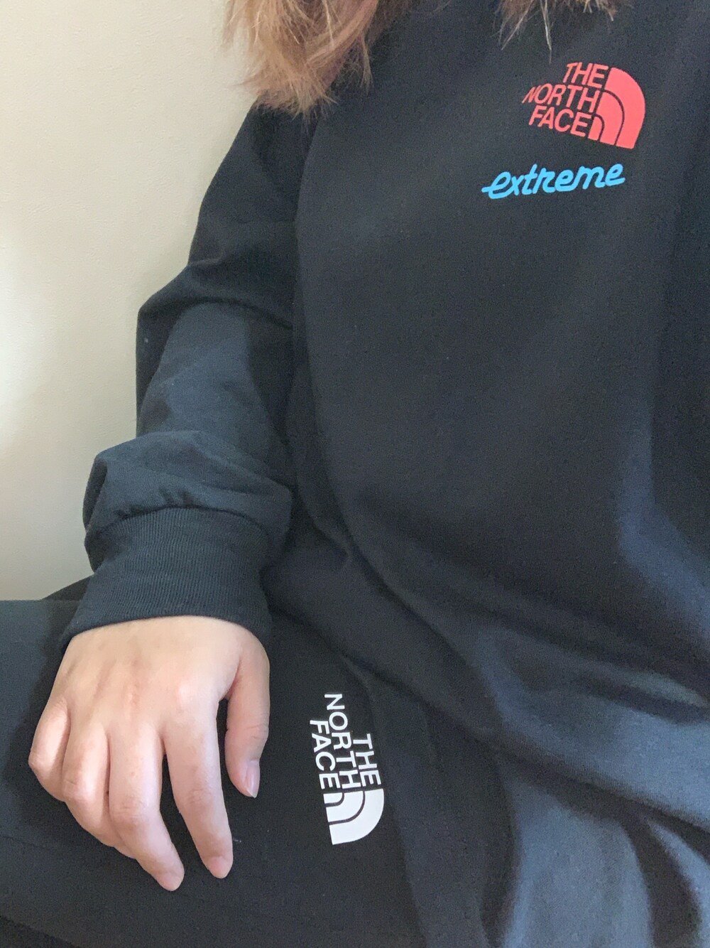 ブラック系のTシャツ/カットソー、ブラック系のパンツを着用したレディースの春コーディネートの1枚目の写真