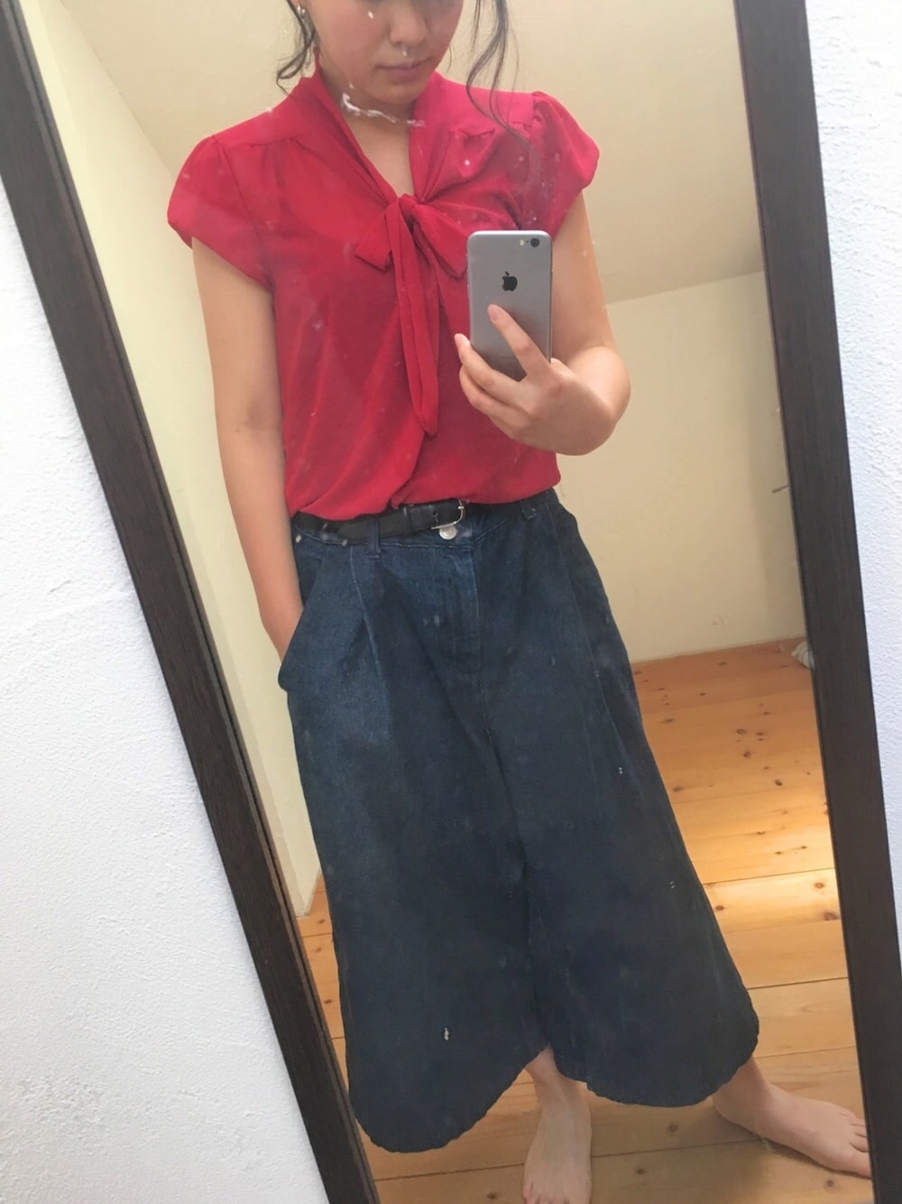 「夏、お姉さんコーデ、大人カジュアル、赤、ワイドパンツ、リボン、リボンブラウス、赤×デニム、相互フォロー、フォロワー募集」｜「Madonnaのアイテム（シャツ/ブラウス、レッド系）」を使った、あさり  さん（レディース・156cm）の夏コーディネートの1枚目の写真